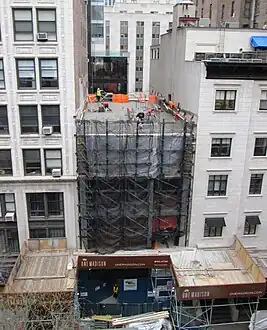 El edificio de 23 East 22nd Street es la entrada principal al One Madison. En construcción (enero de 2013).