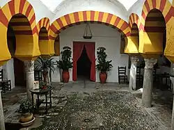 Sala templada de los Baños árabes de Santa María, actualmente convertida en patio