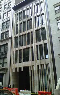 La entrada del edificio situada en 23East 22nd Street (septiembre de 2014).