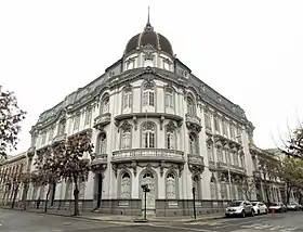 Palacio Larraín-Mancheño, edificio construido en 1913 con un exterior neorrococó.