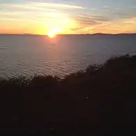 Atardecer en isla Tiburón visto desde la costa