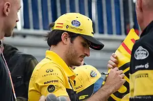 Carlos Sainz, Jr. firmando autógrafos en el Gran Premio de España de 2018