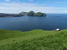 La vista desde la isla de Bjarnarey hacia Heimaey