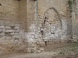 Puerta principal de la construcción cisterciense cegada cuando se abrió la puerta del muro norte.