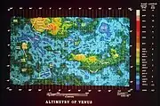 Mapa de elevación codificado por colores, que muestra los "continentes" elevados en amarillo: Aphrodite Terra está justo debajo del ecuador a la derecha. Pioneer Venus recolectó estos datos con radar.