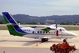 Let L-410 Turbolet de ARM Aviación con matrícula TG-TJL en el Aeropuerto Internacional Mundo Maya.