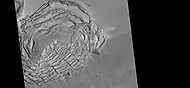 Gran grupo de grietas concéntricas. La ubicación es el cuadrilátero Ismenius Lacus. Las grietas fueron formadas por un volcán bajo el hielo.
