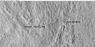 Primer plano de la superficie cerca de la eyección del cráter anterior. El hielo derretido del agua subterránea puede haber formado un pequeño canal.