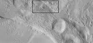 Cráter con material de eyección, el cuadro muestra el área ampliada en la siguiente imagen.