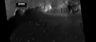 Pared y piso del cráter en Lycus Sulci, tomada por HiRISE bajo el programa HiWish. El suelo del cráter contiene muchos montículos y crestas. La parte del cuadro se amplía en la siguiente foto.