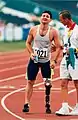 El atleta australiano Don Elgin recibe el apoyo de un oficial en la finalización de uno de los eventos en el pentatlón en los Juegos Paralímpicos de Atlanta de 1996.