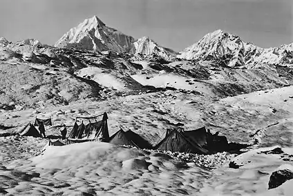 Campamento en la morrena del glaciar Zemu tras una nevada.
