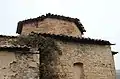 Cimborrio de la iglesia, de adobes y con tejado de tejas.