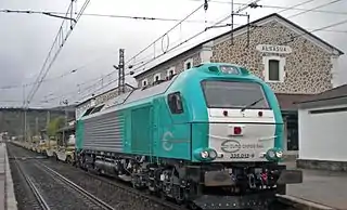La locomotora diésel-eléctrica 335-013 (Vossloh Euro 4000) de ECR a su paso por la estación de Alsasua.
