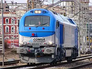 La locomotora diésel-eléctrica 335.003 de Comsa (Euro 4000 de Vossloh), parada en la salida de la estación de Martorell esperando que salga un cercanías, para retomar su marcha en dirección Castellbisbal.