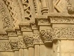 Detalle del pórtico del claustro de la catedral vieja de Lérida.
