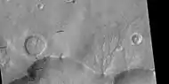 Sistema de canales que atraviesa parte de un cráter, observado por HiRISE en su programa HiWish Nota: esta es una ampliación de una imagen anterior.