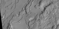 Se cree que estas fracturas eventualmente se convertirán en cañones porque el hielo en el suelo desaparecerá en la fina atmósfera marciana y el polvo restante será arrastrado por el viento