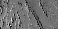 Vista cercana de yardangs de una imagen anterior, como lo ve HiRISE bajo el programa HiWish