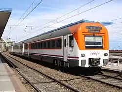 448 con la decoración de Renfe Operadora para Media Distancia en la estación de Tarragona