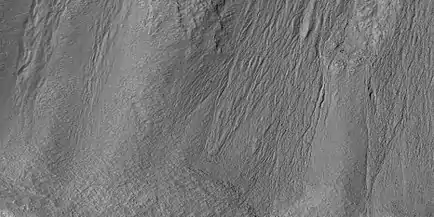 Vista cercana de muchos cauces pequeños en Ross Cráter, cuando visto por HiRISE bajo HiWish Nota  de programa: esto es una ampliación  de una imagen anterior.