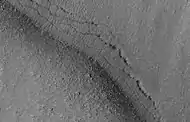 Vista detallada de fosas en el suelo marciano