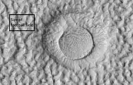 Vista cercana de los cráteres en forma de anillo y el terreno del cerebro, el rectángulo muestra el tamaño del campo de fútbol para la escala