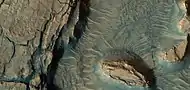 Vista en color del suelo rocoso agreitandose. Todas la imágenes tomadas por HiRISE en su programa HiWish