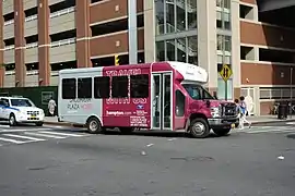 Minibús lanzadera de un hotel en Queens