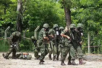 Tropa del CFN en entrenamiento de guerra química y biológica.