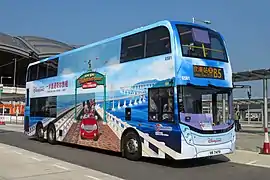 Publicidad de Disneyland en un autobús en Hong Kong