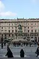 El monumento al Rey Victor Manuel II y el Palazzo Carminati tras él