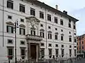 La fachada del Palazzo Borghese en la plaza