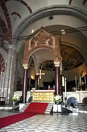 Ciborio y altar de Sant'Ambrogio, que marca el lugar donde se hallan los restos de los santos (dentro del altar y debajo, en la cripta).