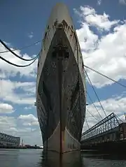 La estilizada proa del transatlántico, vista desde el agua.