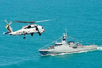 Un S-70B Seahawk de la Aviación Naval Brasileña sobrevuela un barco patrulla oceánico de la clase Amazonas, 2016.