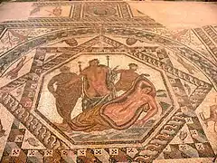 Mosaico romano con una representación de Dioniso y Ariadna