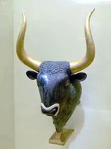Ritón con forma de cabeza de toro.