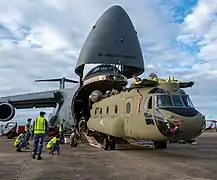 Un helicóptero Chinook siendo descargado de un C-5M Super Galaxy.