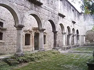 Claustro del monasterio de Santa Maria de Bouro .