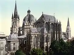 Vista de la catedral de Aquisgrán desde el exterior, alrededor del año 1900.