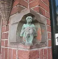 1 de los 3 monos que decoran la fachada del nº 123 Verdronkenoord en Alkmaar. 1913.52°37′47.36″N 4°45′0.54″E﻿ / ﻿52.6298222, 4.7501500