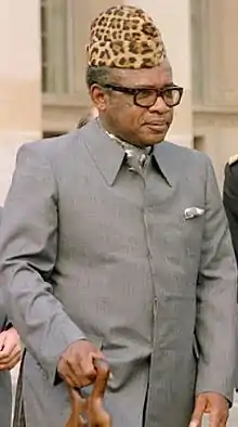 Mobutu Sese Seko luciendo un traje de tipo abacost, 1983