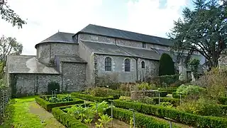 Vista lateral de la abacial de Saint-Philbert-de-Grand-Lieu, con el jardín reconstruido