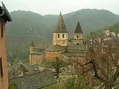 La abadía de Saint Foy, en Conques, fue una de las muchas abadías a lo largo de los Caminos de Santiago en Francia