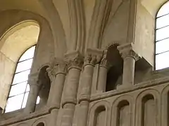Una galería de circulación inserta en el espesor de las paredes del segundo nivel de la  abadía de las Damas  de Caen