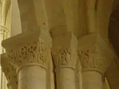 Los capiteles románicos de los deambulatorios