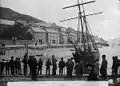 Un grupo de hombres y niños de pie junto al muelle en Aberdyfi. Aberdyfi Regatta. John Thomas, 1885.