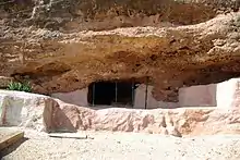 Zona de excavaciones de La Peña de Estebanvela. La ocupación de la cueva cubre varias etapas del Magdaleniense, dentro del Paleolítico superior, 10 500 a. C. a 15 800 a. C.