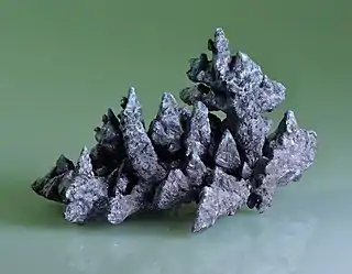 Acantita, o sulfuro de plata (Ag2S), es el mineral de plata más importante